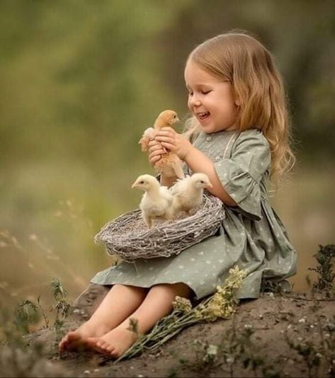 Farm Kids, Farm Photography, Outdoor Pictures, Baby Chickens, Store Photos, Baby Chicks, Cartoon Pics, Kids Pictures