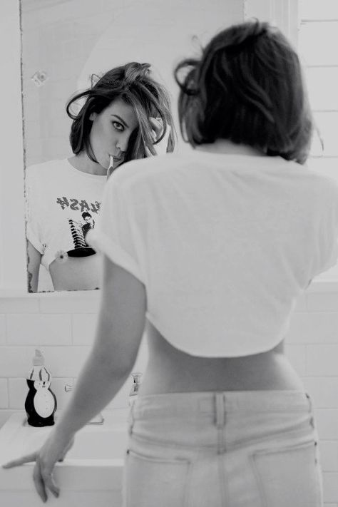 Lauren Cohan wearing a Clash t-shirt Aubry Plaza, Lauren Cohen, Maggie Greene, Lauren Cohan, Aubrey Plaza, Drop Dead, Woman Crush, Girl Crush, Celebrity Photos