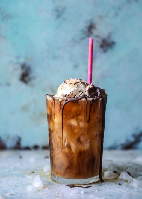 Cold Brew Coffee Soda Floats |  Coffee and Soda get married in this bright and caffeine infused drink. You will be surprised how much more refreshing coffee tastes when it's effervescent.  @howsweeteats Ice Cream Float Recipes, Soda Floats, Float Recipes, Coffee Soda, Iced Coffee Drinks, Easy Coffee Recipes, Ice Cream Floats, Espresso Drinks, Easy Coffee