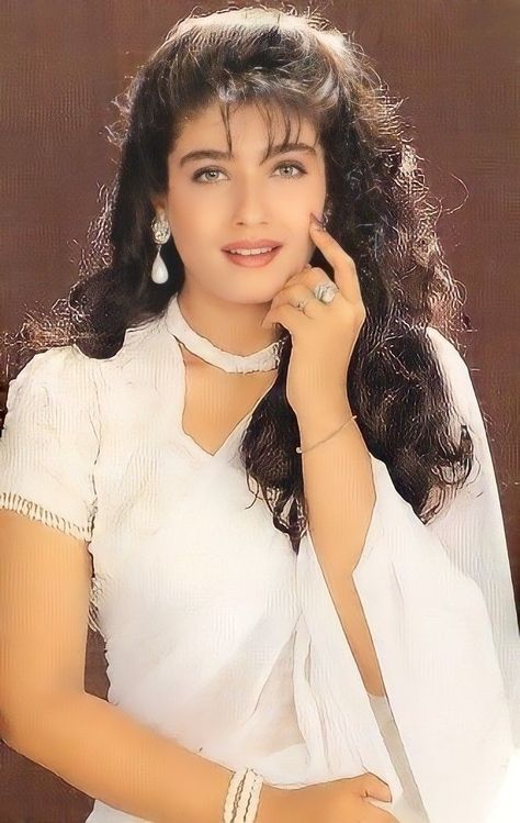 Glamour Clothing, Raveena Tandon, Romantic Couple Poses, Bollywood Outfits, Indian Photoshoot, Vintage Bollywood, Celebrity Beauty, Actress Pics, Bollywood Girls