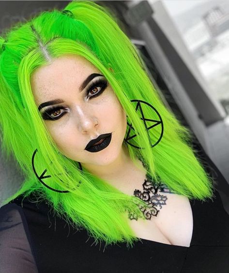 .•ALTERNATIVE FASHION•. on Instagram: “In love with her neon hair 😍 • 💚 || credit: @dreronayne • • • #dyedhair #coloredhair #greenhair #tattoo #piercing #alternative…” Neon Green Hair Dye, Bright Green Hair, Neon Hair Color, Neon Green Hair, Green Hair Dye, Lumpy Space, Neon Hair, Green Wig, Hair Dye Colors