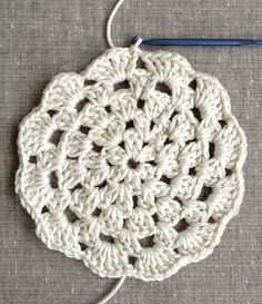 Granny Circle: free pattern Moss ༺✿ƬⱤღ https://www.pinterest.com/teretegui/✿༻ Crochet Placemats Free Pattern, Circle Placemats, Granny Circle, Bee Knitting, Placemat Crochet, Circle Crochet, Bee Crochet, Purl Bee, Embroidery Crafts