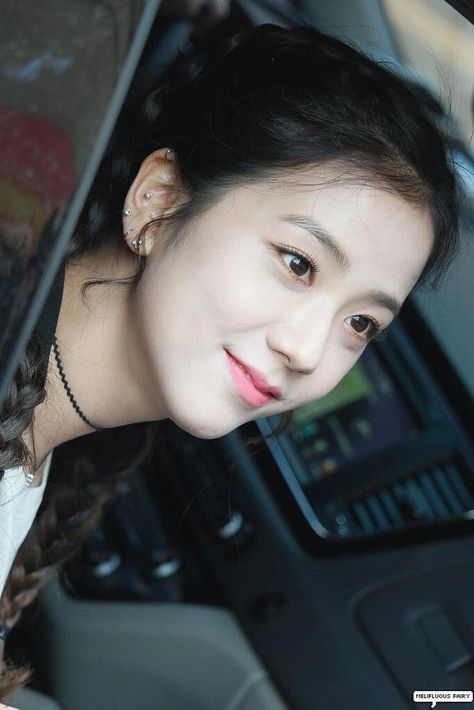 These seventeen female K-Pop idols all have gorgeous piercings, it'll make you want to get one too! Straight Nose, New Jeans Style, Jisoo Blackpink, Beautiful Lips, Kim Jisoo, Nose Piercing, Blackpink Jisoo, Girl Crush, Real Women