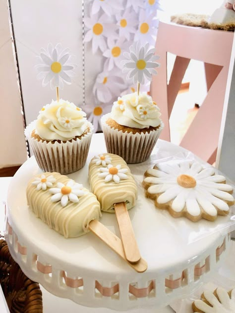 Daisy flower Birthday Party Ideas | Photo 1 of 14 | Catch My Party Daisy Treats Ideas, Daisy Flower Decorations, Daisy Dessert Table, Daisy Flower Birthday Party Ideas, Daisy Cake Pops, Daisy Party Ideas, Flower Birthday Party Ideas, Daisy Birthday Party Ideas, Daisy Themed Party