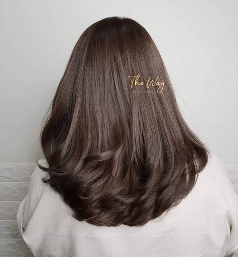 Haircuts For Medium Length Hair Layered, Middle Part Hairstyle, Middle Hair, Haircuts For Long Hair With Layers, Haircuts For Medium Length Hair, Brown Hair Looks, Easy Hair Cuts, Hair Inspiration Long, Layered Haircuts For Medium Hair