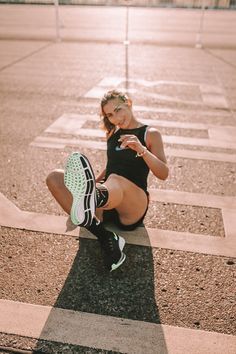 Women Fitness Photography Outdoor, Sport Photography Women, Activewear Photoshoot Outdoor, Fitness Photoshoot Poses Women, Fitness Photography Poses, Outdoor Fitness Photography, Running Photoshoot, Outdoor Fitness Photoshoot, Running Poses