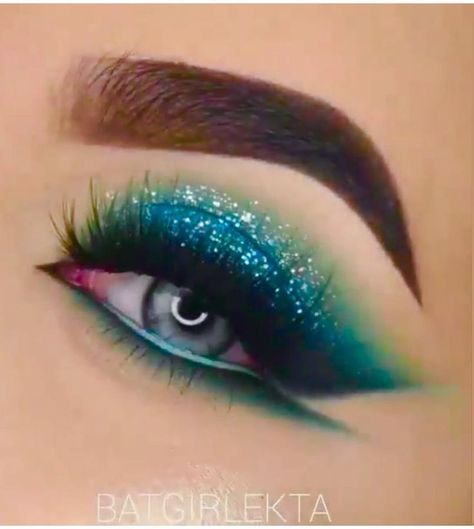 Smokey Eye Makeup Step By Step Blue Eyes, Pisces Eye Makeup, Peacock Eyeshadow Looks, Mermaid Eyeshadow Looks, Peacock Makeup Ideas, Peacock Eyeshadow, Mermaid Eye Makeup, Egyptian Eye Makeup, Peacock Eye Makeup