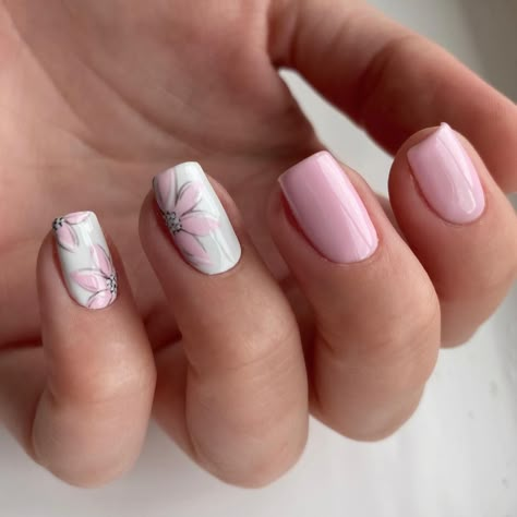 Flowers On Light Pink Nails, Pale Pink Nails With Design Classy, Light Pink Nails With Flower Design, Manikur Ideas, Pink Nail With Flower, White Nails With Pink Flowers, Pale Pink Nails With Design, Light Pink Flower Nails, Light Pink Spring Nails