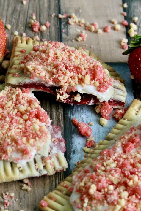 Back-to-School Easy Semi-Homemade Strawberry Shortcake Crumble Pop-Tart - Margarita's On The Rocks Crowded Kitchen Pop Tarts, Blackberry Pop Tarts, Semi Homemade Desserts, Pop Tart Cookies, Strawberry Poptart, Strawberry Shortcake Crumble, Shortcake Crumble, Shrimp Ball, Homemade Poptarts