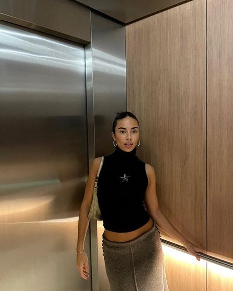 Seline Pettersen on Instagram Big Hoops Outfit, Turtleneck Sleeveless Outfit, Hoops Outfits, Black Turtleneck Outfit Aesthetic, Turtleneck Outfit Aesthetic, Brown Turtleneck Outfit, Turtleneck Aesthetic, Sleeveless Turtleneck Outfit, Content Creation Instagram