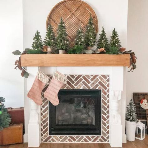 White Christmas Decor Diy, Simple Christmas Mantel, Farmhouse Fireplace Mantel, Mantel Decor Christmas, Christmas Mantel Ideas, Christmas Trays, Magnolia Leaf Garland, Christmas Centerpiece Ideas, Small Pine Trees