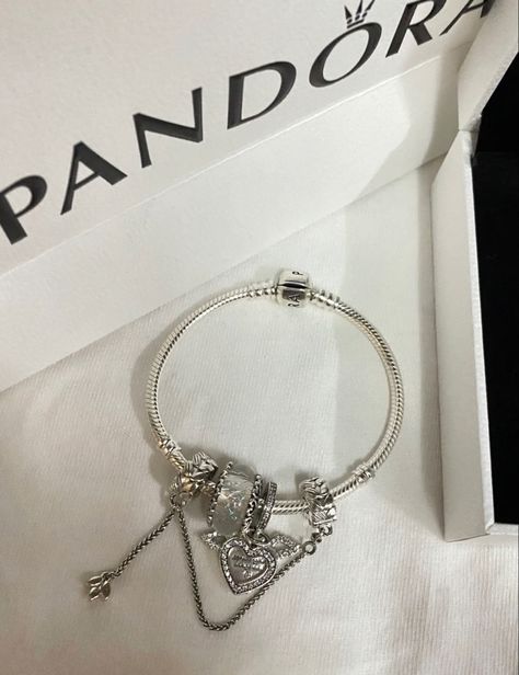 Whish List Ideas, Pandora Charm Bracelet Aesthetic, Pandora Bracelet Aesthetic, Pandora Aesthetic, Pandora Bracelet Charms Ideas, Pandora Bracelet Designs, Pandora Jewelry Charms, Bracelet Pandora, Pandora Style