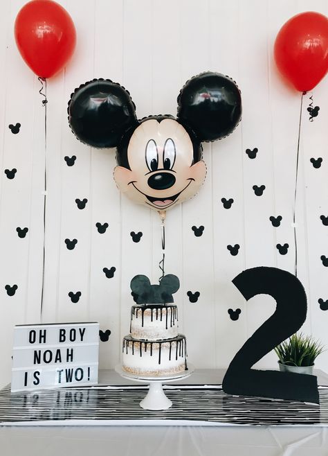 Mickey Mouse Birthday Simple, Minimal Mickey Mouse Party, Black And White Mickey Mouse Birthday, Ooh Twodles Birthday, Mickey Mouse Birthday Aesthetic, Mickey Mouse Birthday Modern, Mickey Mouse Party Decor, Classy Mickey Mouse Party, Modern Mickey Party