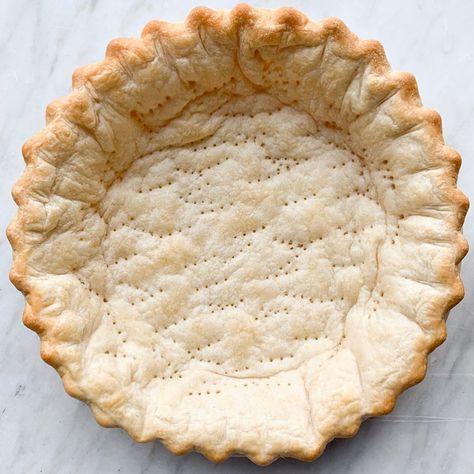 Erin Jeanne McDowell on Instagram: “Par-baking is largely a misunderstood part of the pie process. The term refers to partially baking the crust of a pie that will later be…” Blind Bake Pie Crust, Vegan Pie Crust, Pie Crust Recipe, Baked Pie Crust, Waffle Cookies, How To Make Pie, Vegan Pie, Lunch Appetizers, Flaky Pie Crust