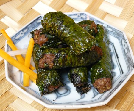 Beef-in-wild-betel-leaf Vietnamese Snacks, Beef Rolls, Rolls Food, Betel Leaf, Vietnamese Street Food, Viet Food, Grilled Beef, Vietnamese Cuisine, Healthy Crockpot