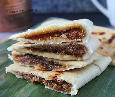 12 Best Traditional Kerala Snacks - Tea Time Snacks Kerala Snacks Recipes, Kerala Snacks, Food Indian, Plantain Chips, Kerala Food, Light Bites, Tea Time Snacks, Chickpea Flour, Grated Coconut