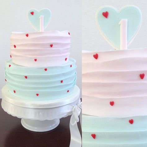 Valentines 1st Birthday Cake, Heart Themed 1st Birthday Party, February 1st Birthday Ideas Girl, Valentines First Birthday Girl, February Birthday Cake, First Birthday Cake Design, Cute First Birthday Cake, Valentines Birthday Cake, February Birthday Party Ideas