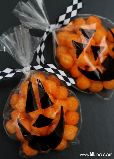 Easy Halloween Pumpkin Treat Bags Movie Night Gift, Halloween Class Party, Dulces Halloween, Halloween Movie Night, Kids Treat, Pumpkin Treat, Adornos Halloween, Halloween Movie, Halloween Goodies