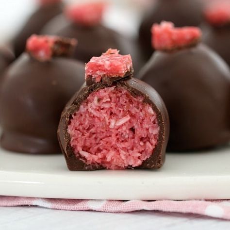 Perfectly delicious no-bake Cherry Ripe Balls made from condensed milk, coconut, glace cherries and chocolate! These are the easiest little bites ever. Cheesecake Truffles, Cherry Coconut, Candy Balls, Candy Truffles, Oreo Dessert, Raspberry Cheesecake, Homemade Candies, Köstliche Desserts, Christmas Cooking