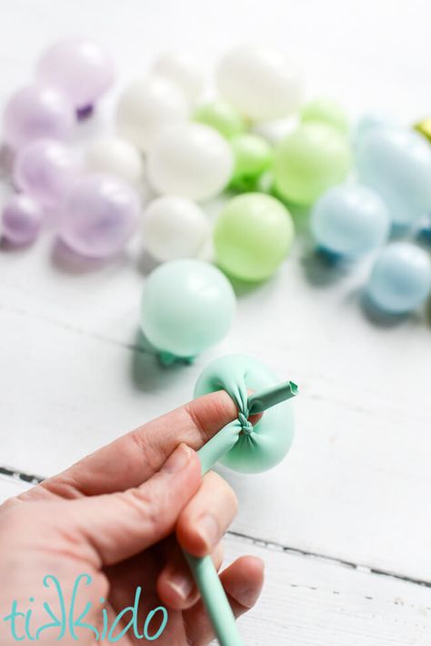 Balloon Garland Cake Topper Tutorial Diy Mini Balloon Cake Topper, Diy Mini Balloons, Diy Balloon Cake Topper, Mini Balloon Cake Topper, Diy Mini Balloon Garland, Tiny Balloon Garland, Bubble Balloon Garland, Bubble Cake Topper, Cake Balloon Decoration