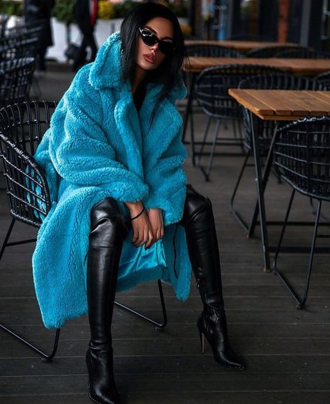 Blue Fur Coat Outfit, Fur Sunglasses, Blue Fur Coat, Simple Coat, Fur Coat Outfit, Blue Turtleneck, Fall Outerwear, Sunglasses Outfit, Outfits Classy