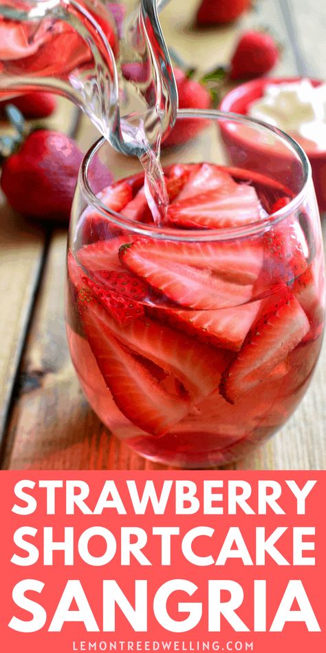 Strawberry Cocktail Recipe Summer Drinks, Wine Glass Appetizer, Strawberry Shortcake Alcoholic Drink, Strawberry Mixed Drinks Alcohol, Strawberry Shortcake Cocktail, Strawberry Sangria Recipes, Drinks With Whipped Cream Vodka, Valentines Sangria, Strawberry Drinks Alcohol