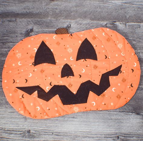 How to Make a Halloween Pumpkin Placemat Christmas Lamp Posts, Pumpkin Placemats, Christmas Lamp Post, Happy Hallow, Halloween Placemats, Halloween Sewing, Christmas Lamp, Beginner Crafts, Lamp Posts