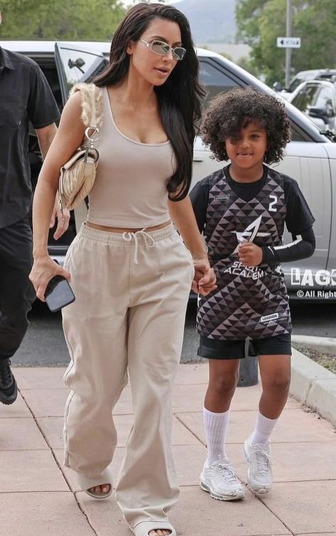 Kardashian Casual Outfit, Yeezy Outfit, Comfy Outfits Winter, Kim Kardashian Outfits, Kardashian Outfit, Kim Kardashian Style, Causal Outfits, Basketball Game, Kardashian Style