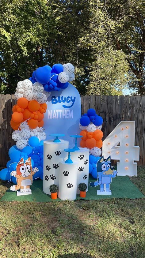 Bluey Balloon Arrangements, Bluey Balloon Arch Boy, Bluey Birthday For Boys, Bluey Balloon Decoration, Bluey Themed Birthday Party For Boy, Bluey Birthday Decor, Boys Bluey Birthday Party, Bluey Boy Birthday, Bluey Birthday Backdrop