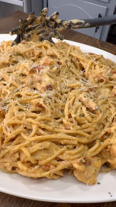 Easy Crockpot Recipe🙌🏻 Lazy Spaghetti Recipe, Creamy Chicken Spaghetti, Spaghetti Recipe, Crockpot Recipe, Family Restaurant, Chicken Spaghetti, Mexican Rice, Lazy People, Private Chef