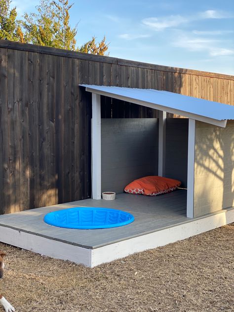 Shed Turned Dog House, Dog House With Pool, Diy Dog House With Ac, Custom Dog House Outdoor, Cute Dog Houses Outdoor, Dog Outdoor Area, Dog Shade Ideas Backyards, Outside Dog Area, Diy Outdoor Dog House