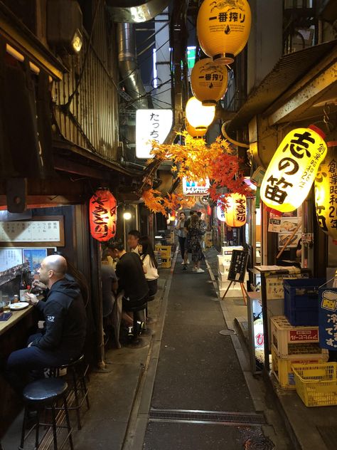 Omoide Yokocho. Back alley in Tokyo. Tokyo Street Food, Street Food Stall, Japan Street Food, Tokyo Aesthetic, Tokyo Food, Back Alley, Japanese Street Food, Kabukicho, Ramen Shop