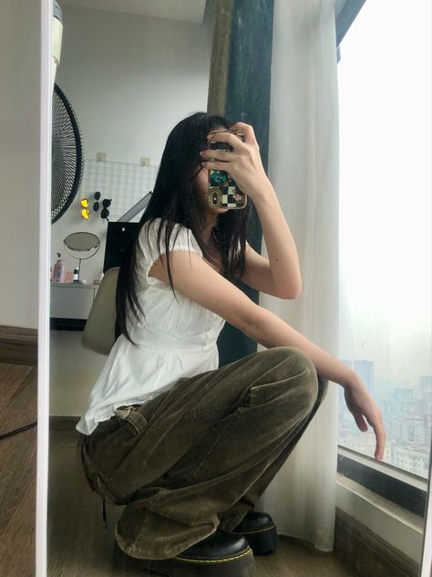 Outfit Selfie Mirror, How To Pose In School Pictures, Take Photo Idea Mirror, Poses For The Mirror, Ig Poses Photo Ideas Mirror, Selfie Pose Aesthetic, Mirror Selfie Outfit Aesthetic, Mirror Selfie Poses Outfit, Cute Aesthetic Selfies