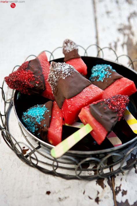 Red, White & Blue Chocolate Watermelon Popsicles | You need these for July 4th! MarlaMeridith.com ( @marlameridith ) Chocolate Watermelon, Watermelon Popsicles Recipe, Watermelon Pops, Popsicles Recipe, Watermelon Popsicles, Frozen Watermelon, Patriotic Food, 4th Of July Cake, 4th Of July Desserts