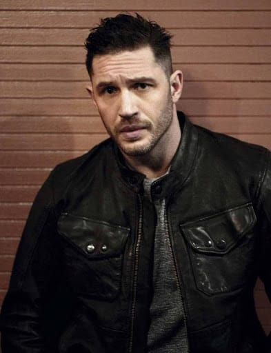 The London-born actor Tom Hardy has tried on several haircut styles and beards since his rise to stardom with Black Hawk Down, The Dark Knight Rises, and Mad Max: Fury Road. Many men have emulated his different looks to capture the same bad boy style. Tom Hardy’s haircut often features a taper fade on the sides with long, slicked back hair on top to accentuate his facial features. توم هاردي, Tom Hardy Beard, Tom Hardy Haircut, Tom Hardy Photos, Bad Boy Style, Men Haircut Styles, Thomas Hardy, Corte De Cabelo Masculino, Tom Hardy