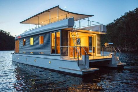 Australia’s Mothership Marine builds a range of solar electric and hybrid boats designed for inland waterways, one of which is their Mothership Houseboat. Small Pontoon Boats, Houseboat Living, Floating Boat, Lakefront Living, Build Your Own Boat, Water House, Floating House, Houseboat, Pontoon Boat