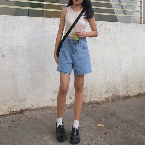 Outfit Idea With Loafers, Summer Put Together Outfits, How To Style Loafers Summer, Summer Outfits Comfortable, How To Style Shorts For Women, Cool Casual Outfits Women Summer, Outfit With Short Pants, Simple Outfits Shorts, Woman Loafers Outfit