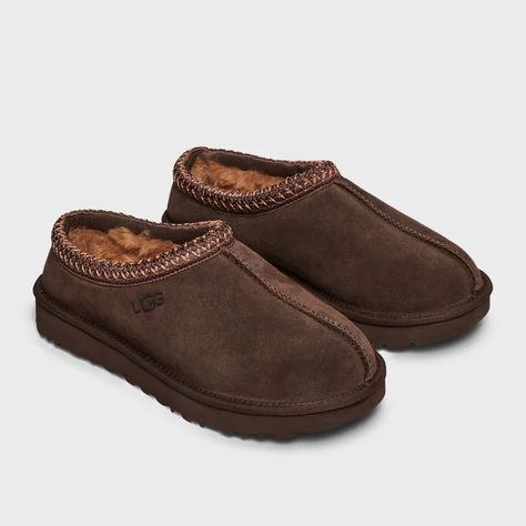 Ugg Tasman Dark Brown, Dark Brown Ugg Slippers, Dark Brown Tasman Uggs, Chocolate Brown Uggs, Aesthetic Sneakers For Women, Brown Tasman Uggs, Dark Brown Uggs, Uggs Brown, Fall Slippers