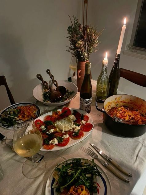 Romantic Dinner For Two Aesthetic, Aestethic Dinner Table, Couples Dinner At Home, Date Night Dinner Table Setting, Romantic Nye Dinner At Home, At Home Fancy Dinner, Couple Dinner At Home, Fancy Dinner Table Aesthetic, Small Christmas Dinner Table