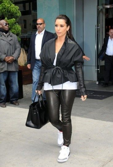 Kim Kardashian in Jordan How To Wear Jordans Women, Jordan Outfits For Girls, How To Wear Jordans, Winter Birthday Outfit, Jordans Outfit, Preteen Clothing, Girl's Swag, Jordan Outfits, Jordans Women