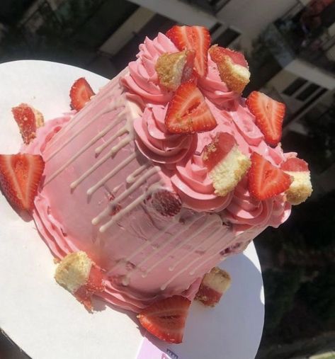 Baddie Birthday Cake, Cheesecake Birthday Cake, Kawaii Baking, Baddie Cake, 27th Birthday Cake, Strawberry Shortcake Birthday Cake, Hennessy Cake, 26 Birthday Cake, Birthday Cake Roses