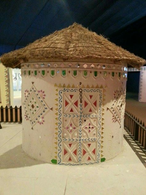 Mud Art, Lipan Art, Rann Of Kutch, Mural Art Design, Mud House, India Home Decor, Ganpati Decoration Design, Traditional Wall Art, Clay Wall Art