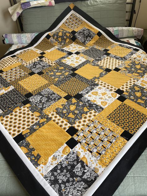 Black And Gold Quilt Ideas, Yellow And Black Quilts, Hand Made Quilts, Ffa Quilt, Quilts For Men Patterns, Bee Quilts, Asian Quilts, Simple Quilt, Lap Quilt Patterns