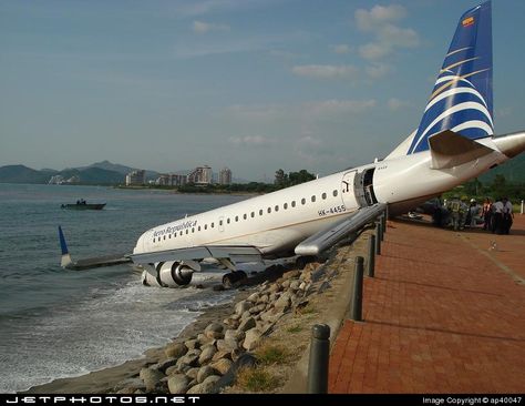 Embraer 190-100IGW  Santa Marta Simon Bolivar - SKSM Aviation Accidents, Commercial Plane, Airplane Photography, Train Truck, Passenger Aircraft, Civil Aviation, Jet Plane, Window View, Boeing 747