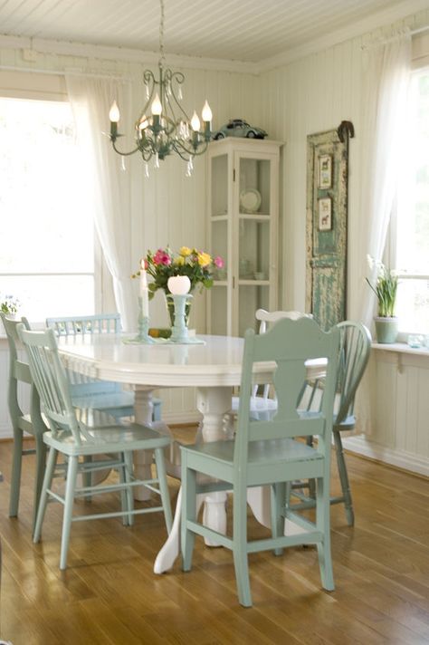 Rustic Chic Dining Room, Shabby Chic Kitchen Table, Shabby Chic Dining Room, Shabby Chic Chairs, Cottage Dining Rooms, Cottage Dining, Shabby Chic Dining, Chic Dining Room, Shabby Chic Table