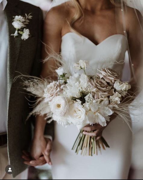 Bouquet For Ivory Wedding Dress, Simple Boho Bride Bouquet, Bouquet Wedding Champagne, Champagne Bride Bouquet, Champagne Bridal Flowers, Boho Neutral Bouquet, Fall Ivory Wedding Bouquet, Neutral Wedding Bouquet Summer, Bride And Bouquet