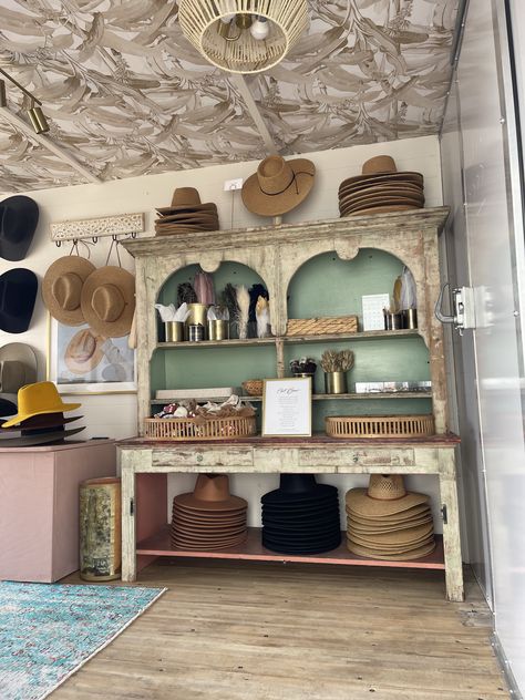 Hat Merchandising Ideas, Hat Bar Display, Displays For Boutiques, Hat Bar Display Ideas, Hat Store Display, Boutique Decor Ideas Retail Store Design, Boutique Display Ideas Retail Stores, Hat Bar, Indoor Markets