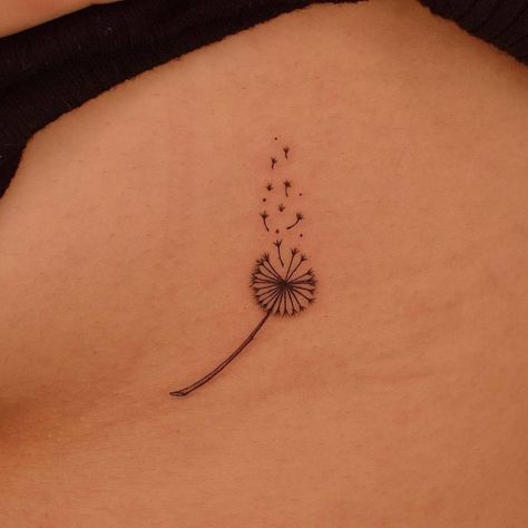 Dandelion Stick And Poke, Dandelion Tattoo On Ribs, Dandelion Tattoo Side Ribs, Fine Line Tattoo Dandelion, Fine Line Tattoo On Ribs, Dandelion Tattoo Ribs, Fine Line Underboob Tattoo, Tattoos On Side Ribs For Women, Dandelion Seed Tattoo