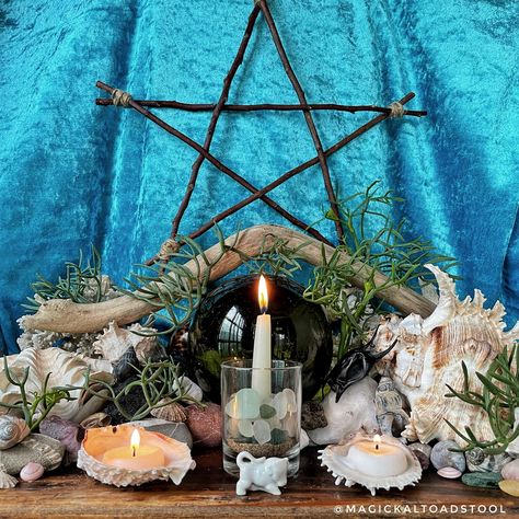 Sea Witch House Decor, Elemental Witch Aesthetic, Sea Witch Room Decor, Sea Witch Altar Ideas, Sea Witch Decor, Water Witch Aesthetic, Seashells Witchcraft, Water Spirituality, Elemental Altar