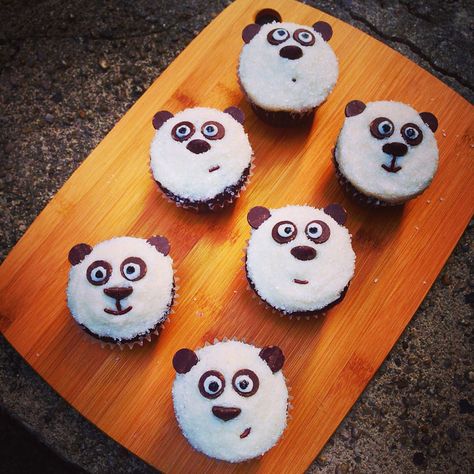 Panda Cupcakes - A chocolate cupcake base with vanilla buttercream, and a chocolate chip face :: Chelsweets Food Panda, Panda Cupcakes, Monkey Cupcakes, Mini Cupcake Pan, Penguin Birthday, Vanilla Recipes, Bakers Gonna Bake, Animal Cupcakes, Ghirardelli Chocolate